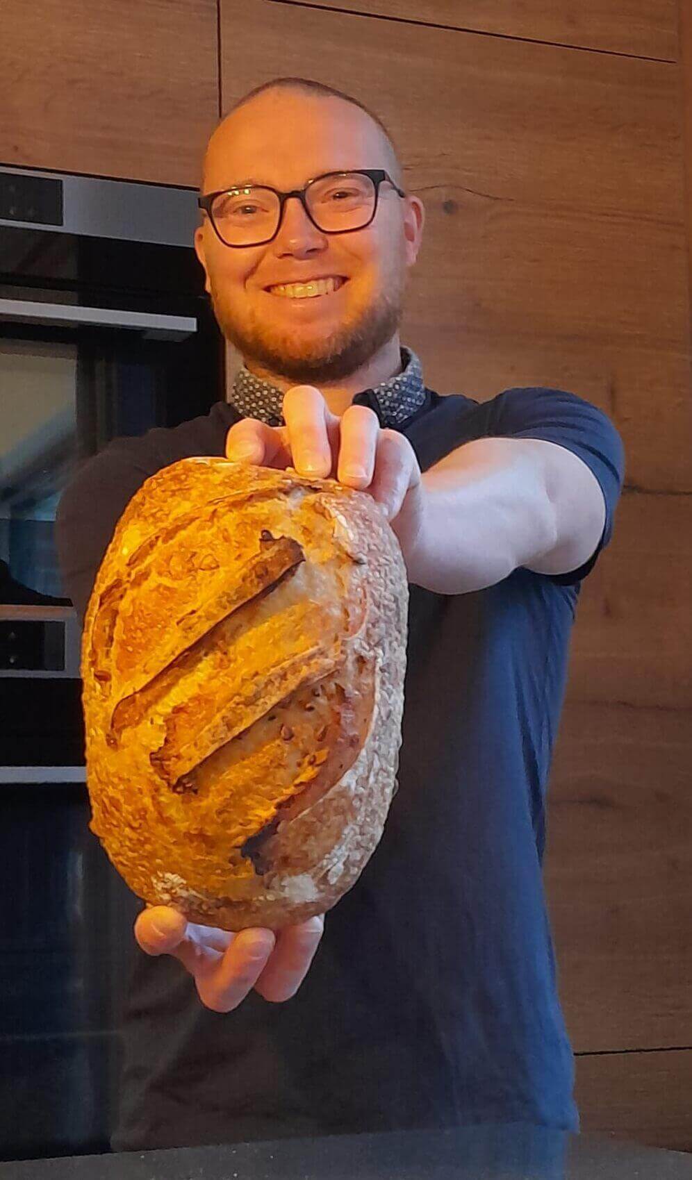 brood naar voren in handen Ingmar geeft de workshop zuurdesembrood bakken